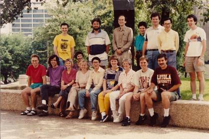 manbet手机版1995年在达拉斯的Südhof实验室。manbet手机版坐在第一排从左到右的有:Thomas Rosahl, Martin Geppert, Ewa Borowicz, Izabella Kornblum(坐在后排)，Else Fykse, Cai Li, Andrea Roth, Shirley Clement, Christopher Newton和Greg Mignery。manbet手机版从左至右:康斯坦丁·伊奇特琴科，亚历山大·佩钦科，托马斯·Südhof, Beate Ullrich, Andrei Khokhlatchev, Yutaka Hata和哈维·麦克马洪。