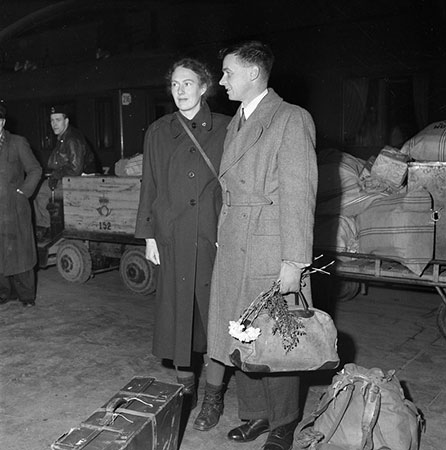 manbet手机版Richard L.M. Synge和他的妻子Ann Stephen抵达斯德哥尔摩