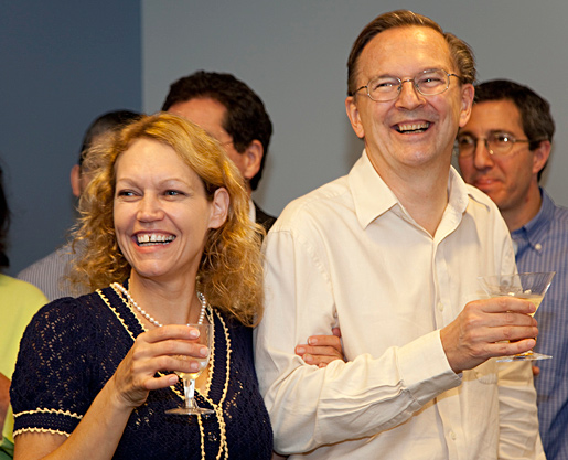 manbet手机版杰克·w·绍斯塔克和他的妻子在庆祝会上