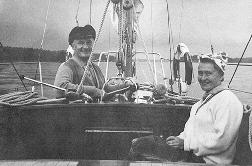 manbet手机版雨果·索罗尔和他的妻子玛吉特在斯德哥尔摩群岛航行