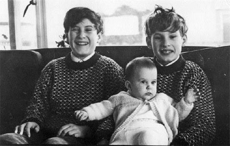 manbet手机版大卫·索利斯的孩子:迈克尔、克里斯托弗和海伦，1972年12月。