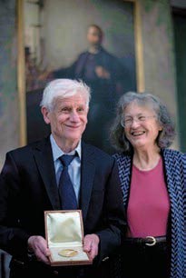 manbet手机版大卫·索利斯和玛格丽特·索利斯在诺贝尔基金会。