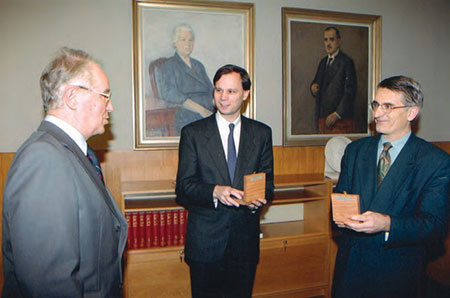 manbet手机版1993年12月，赫尔辛基:与让-雅克·拉丰共同荣获欧洲经济协会(European Economic Association)杨森奖(Yrjö Jahnsson Award)。