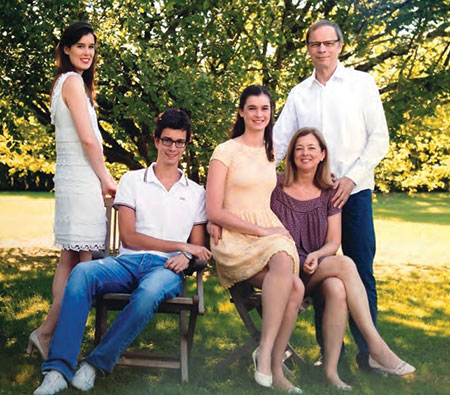 manbet手机版梯若尔家族:Naïs，罗曼，玛戈特，娜塔莉和琼。