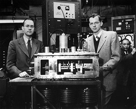 manbet手机版查尔斯·h·汤斯(左)和詹姆斯·p·戈登的第二显示两个微波放大器,或微波激射器,他们用h . j . Zeiger建于1955年(没有显示)。manbet手机版礼貌:美国物理协会。