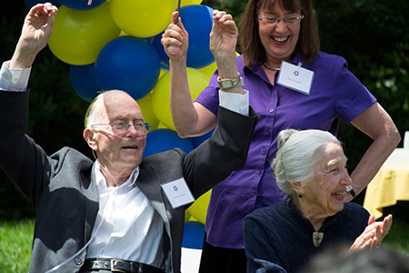 manbet手机版查尔斯·汤斯和他的妻子弗朗西斯(坐着),和女儿艾伦Townes-Anderson(站)汤斯在加州大学伯克利分校的99岁生日晚会。manbet手机版照片:Cailey Cotner
