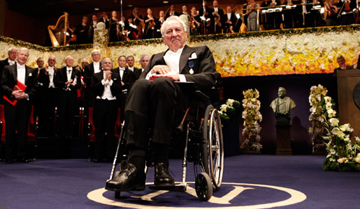 manbet手机版托马斯·特朗斯特罗默在接受诺贝尔奖章及证书