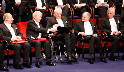 manbet手机版文学获奖者托马斯Tranströmer看看他的诺贝尔证书