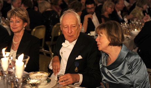manbet手机版托马斯Tranströmer和他的妻子莫妮卡在诺贝尔晚宴上