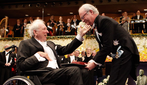 manbet手机版托马斯·特朗斯特罗默接受诺贝尔奖章及证书