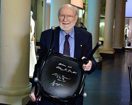 manbet手机版诺贝尔奖得主威廉·c·坎贝尔和斯德哥尔摩诺贝尔博物馆的签名椅子。
