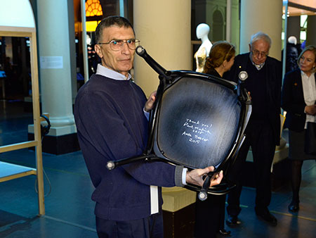 manbet手机版诺贝尔奖得主阿齐兹·桑卡尔和斯德哥尔摩诺贝尔博物馆的签名椅子。
