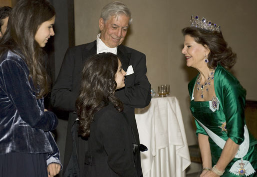 manbet手机版马里奥·巴尔加斯·略萨和他年轻的亲戚在诺贝尔晚宴后会见了瑞典王后西尔维亚