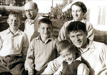 manbet手机版亚利耶，从上至右，他的父亲，洗维，母亲，拉结，从左至右，亚利耶的兄弟以甲，亚伯拉罕和便雅悯。