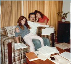 manbet手机版1983年左右，与Yael(左)和Merav(右)一起“工作”。