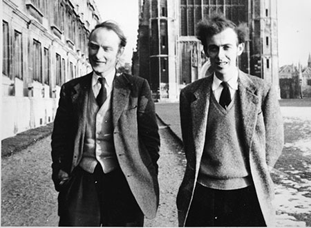 manbet手机版弗朗西斯·克里克和詹姆斯·d·沃森走在剑桥的背上，1953年