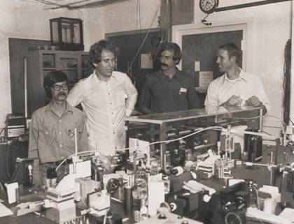 manbet手机版NIST捕获离子群(1979)。manbet手机版从左到右韦恩·伊塔诺，吉姆·伯奎斯特，戴夫·温兰德，鲍勃·德鲁林格。