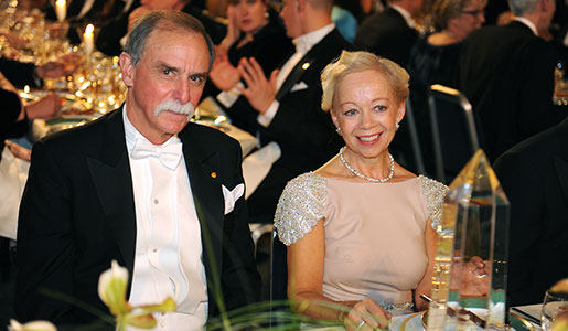 manbet手机版2012年12月10日，David J. Wineland和Ylwa Westerberg夫人在诺贝尔晚宴上