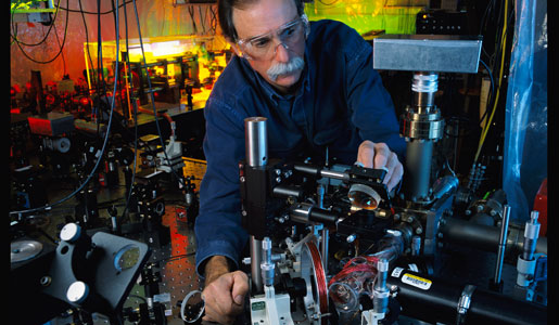 manbet手机版David J. Wineland在他的实验室里