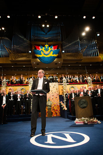 manbet手机版大卫·j·温兰德在斯德哥尔摩音乐厅接受诺贝尔奖后