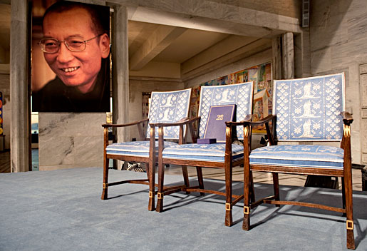 manbet手机版刘晓波在奥斯陆举行的诺贝尔和平奖颁奖典礼上的空椅子。manbet手机版诺贝尔基金会版权所有。manbet手机版图片:Ken Opprann