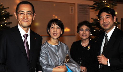 manbet手机版山中伸弥(Shinya Yamanaka)与妻子Chika和亲戚在卡罗林斯卡学院的招待会上