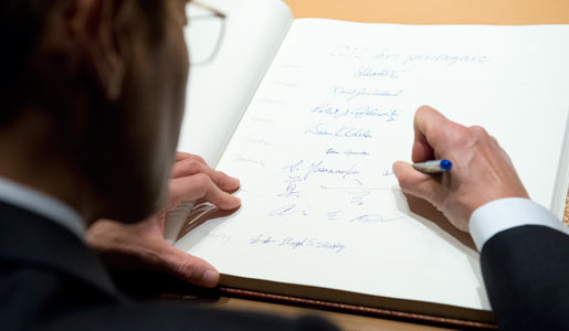 manbet手机版2012年12月12日，山中伸弥访问诺贝尔基金会并在留言簿上签名