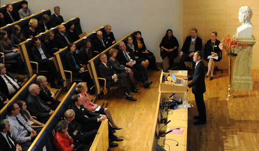 manbet手机版山中伸弥在卡罗林斯卡学院雅各布·贝采里乌斯演讲厅发表诺贝尔奖演讲
