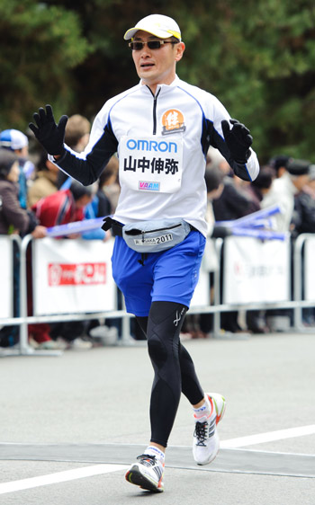 manbet手机版2012年3月11日，山中伸弥完成京都马拉松