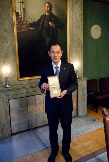 manbet手机版山中伸弥在访问诺贝尔基金会时展示了他的诺贝尔奖章