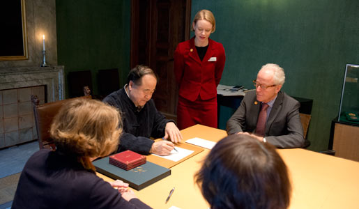 manbet手机版2012年12月12日，莫言访问诺贝尔基金会并在留言簿上签名