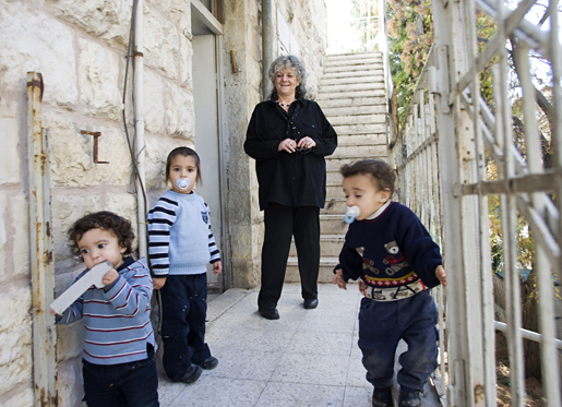 manbet手机版Ada Yonath教授站在她在耶路撒冷郊区度过童年的房子的楼梯上。