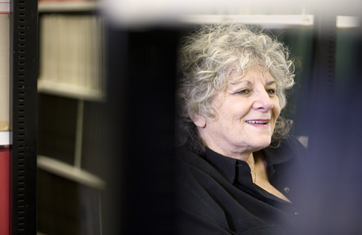 manbet手机版艾达·约纳特教授在魏茨曼研究所图书馆。