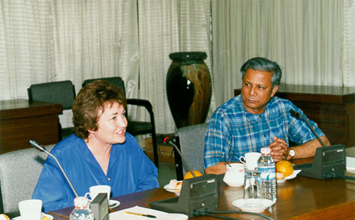 manbet手机版Mairead Corrigan马奎尔,1976年诺贝尔和平奖得主,在她访问教授穆罕默德·尤努斯和孟加拉乡村银行