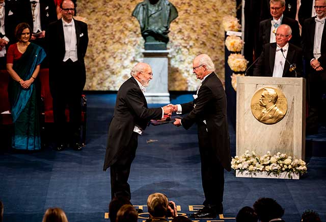 manbet手机版米歇尔·马约尔接受诺贝尔奖