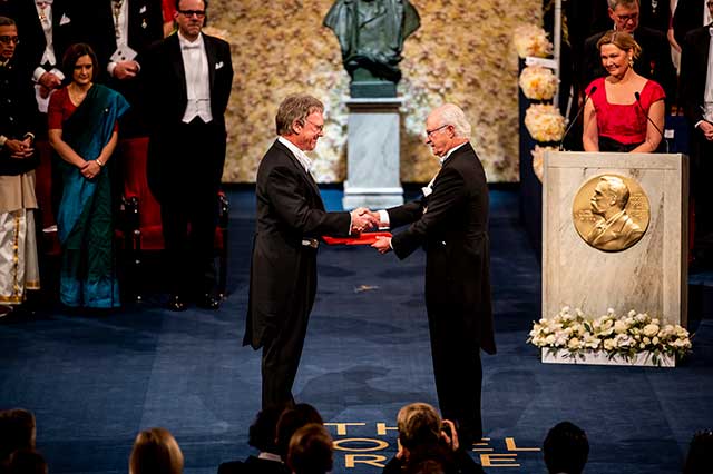 manbet手机版彼得·j·拉特克利夫爵士接受诺贝尔奖