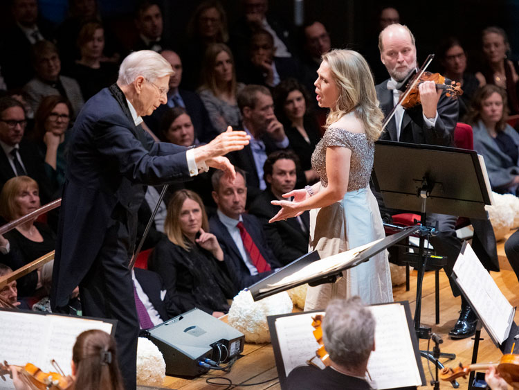 manbet手机版诺贝尔奖音乐会在斯德哥尔摩Konserthuset举行。manbet手机版指挥赫伯特·布隆施泰特和女高音米娅·佩尔松与皇家斯德哥尔摩爱乐乐团合作。