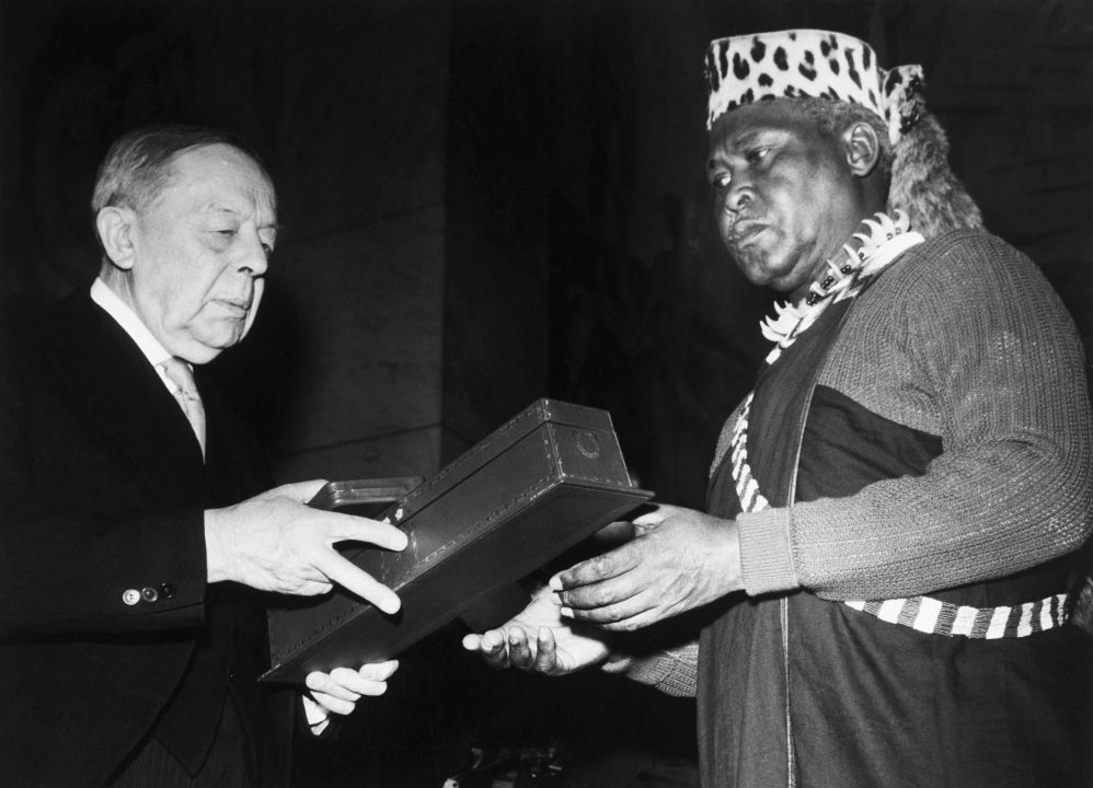 manbet手机版Albert Lutuli接受1960年诺贝尔和平奖