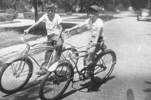 manbet手机版鲍勃和查克·威尔逊骑自行车