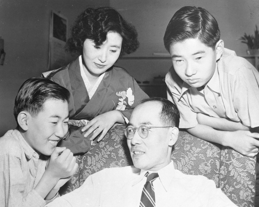 manbet手机版汤川秀树和妻子Sumiko，两个儿子晴美和高明
