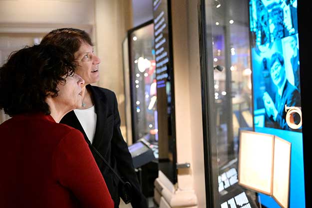 manbet手机版化学奖得主Carolyn R. Bertozzi(左)在诺贝尔奖博物馆。狗万世界杯
