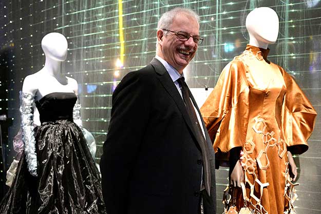 manbet手机版化学奖得主莫滕·梅尔达尔正在参观诺贝尔奖博物馆的展览。狗万世界杯